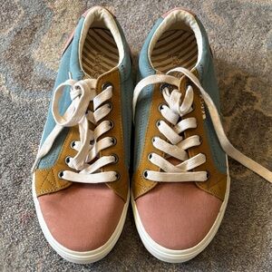 Taos Footwear Green and Tan Casual Sneakers